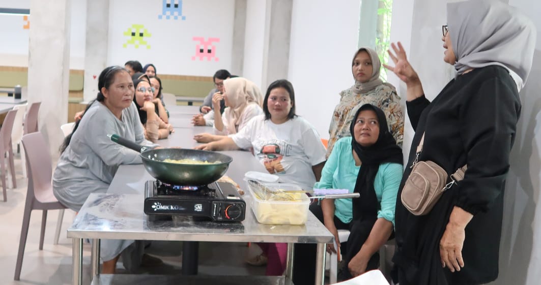 Universitas IBBI-Dapur Jeges Latih IRT Buat Keripik Kentang