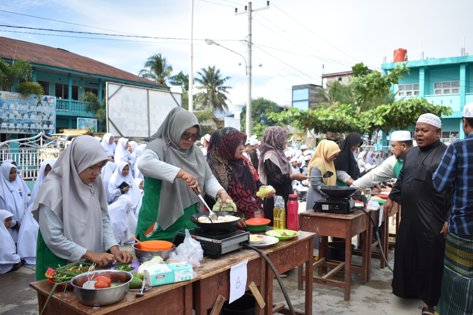 Ponpes Al Mukhlishin Gelar Lomba Masak Meriahkan Peringatan Hari Guru