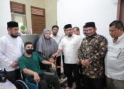 Pj. Bupati Iswanto Bantu Kursi Roda Untuk Guru Yang Sakit