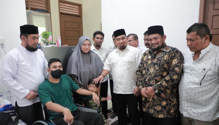 Pj. Bupati Iswanto Bantu Kursi Roda Untuk Guru Yang Sakit