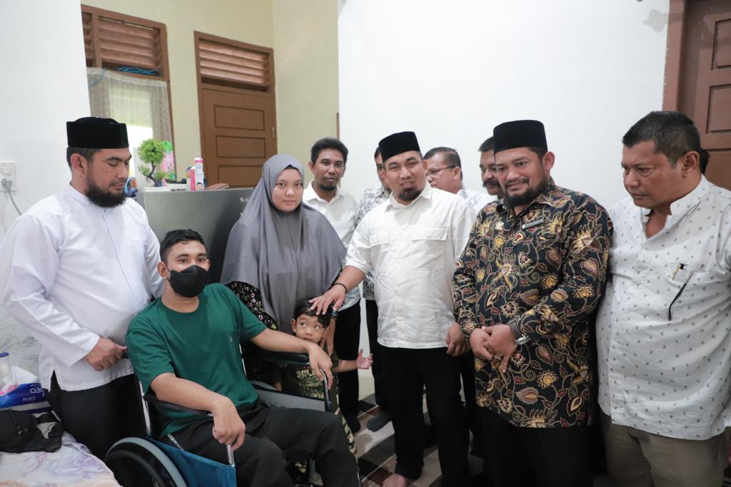 Pj. Bupati Iswanto Bantu Kursi Roda Untuk Guru Yang Sakit