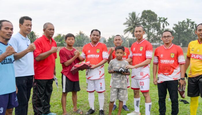 Gilang Dan Arpan Takjub Terima Sepatu Bola Dari Bupati Sergai