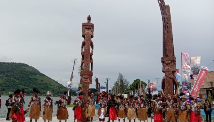 Masyarakat Adat Papua Resmikan Dua Totem Komoro Di Danau Toba