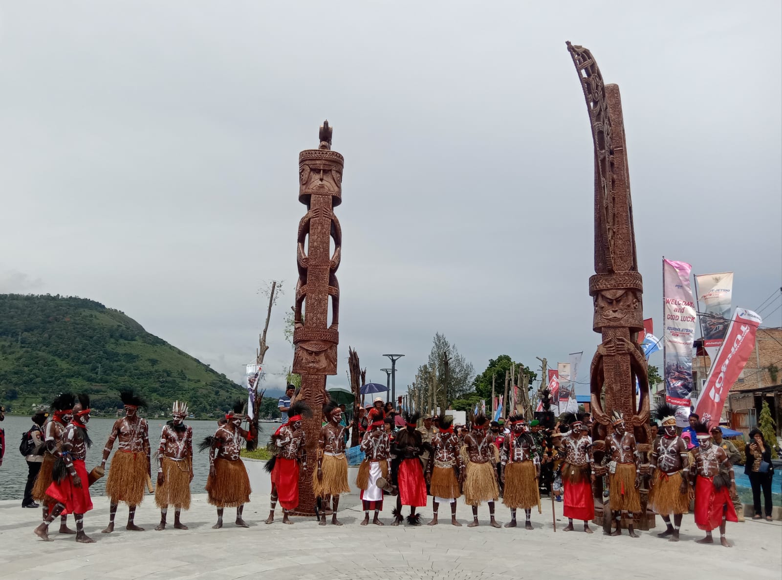 Masyarakat Adat Papua Resmikan Dua Totem Komoro Di Danau Toba