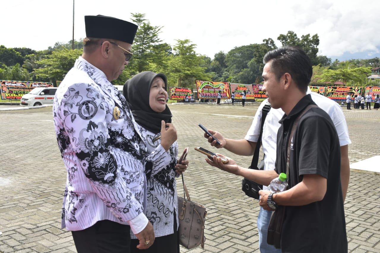 Terharu, Momen Bupati Madina Bertemu Gurunya Ketika SMP