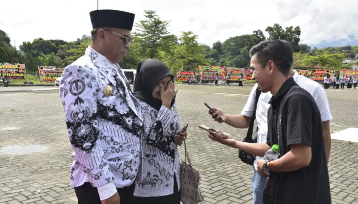 Terharu, Momen Bupati Madina Bertemu Gurunya Ketika SMP