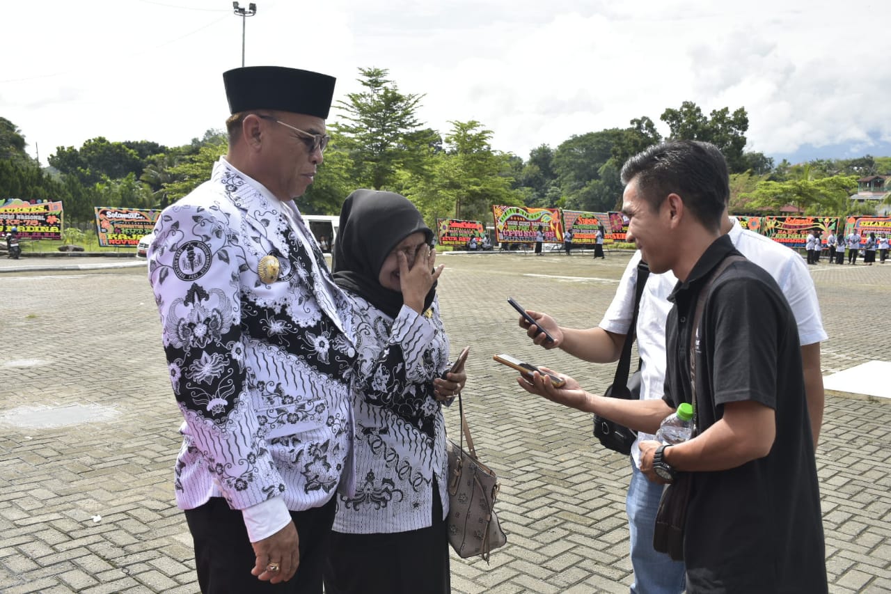 Terharu, Momen Bupati Madina Bertemu Gurunya Ketika SMP