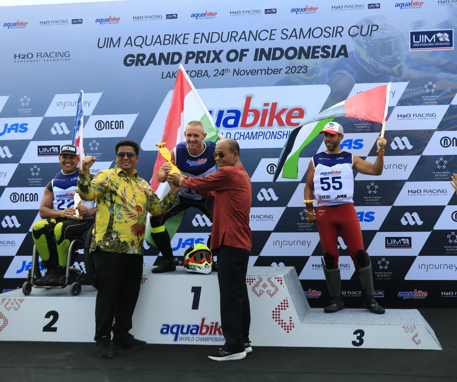 BUPATI SAMOSIR, Vandiko Gultom dan Wakilnya, Martua Sitanggang saat memberikan hadiah kepada juara Aquabike Jetsky World Championship. Waspada/Ist