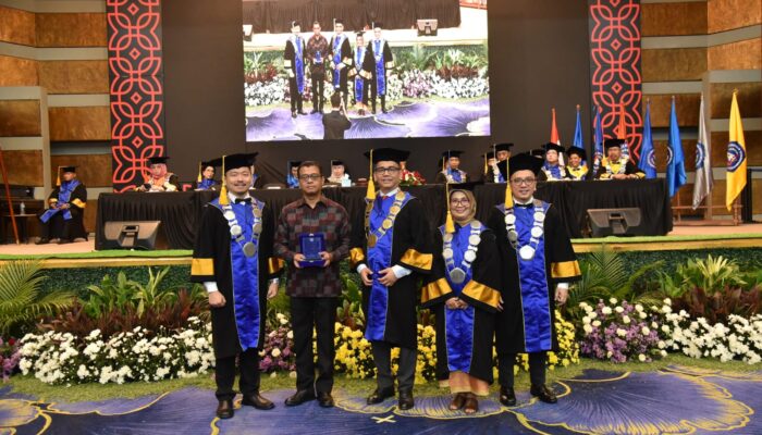 USNI Wisuda 406 Mahasiswa