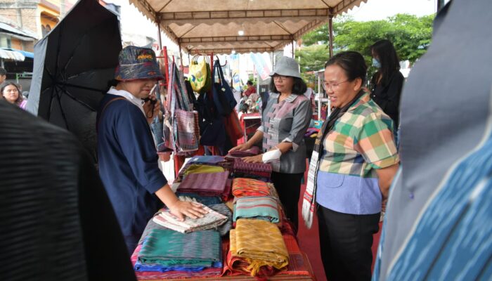 Ulos Produk Unggulan UMKM Toba Hadir Di AJWC 2023