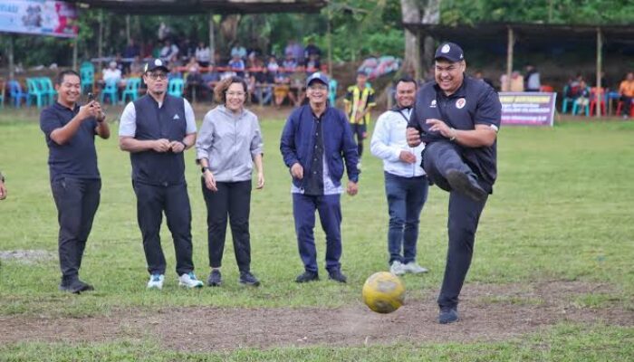 Menpora Saksikan Pertandingan Sepakbola Antar Kampung Desa Motung