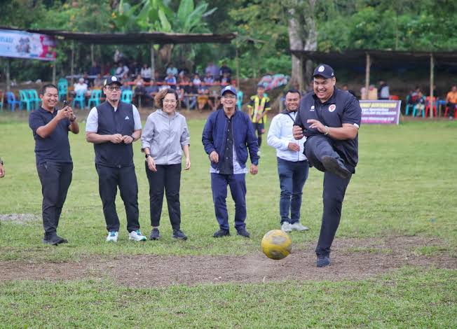 Menpora Saksikan Pertandingan Sepakbola Antar Kampung Desa Motung