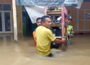 Polisi Singkil Sigap Evakuasi Warga Terdampak Banjir