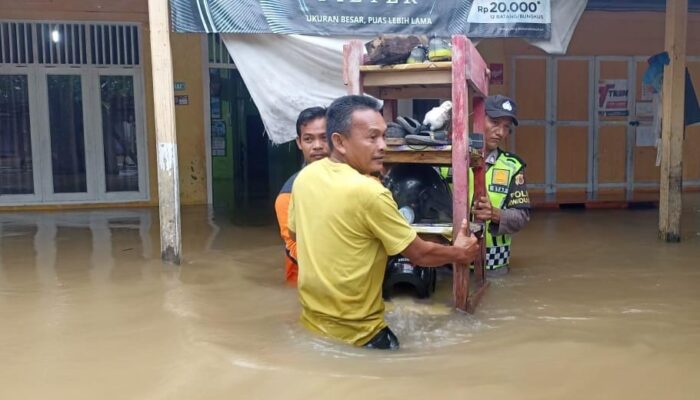 Polisi Singkil Sigap Evakuasi Warga Terdampak Banjir