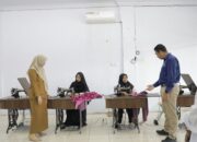 Manager PLN UP3 Medan, Ricki Yakob bersama Ketua Tim Sumber Daya Bidang Industri Dinas Koperasi Industri dan Perdagangan Kota Medan, Dian Reni Karmila sedang berdiskusi dengan peserta pelatihan yang tergabung dalam kelompok terampil menjahit, Selasa (28/11).