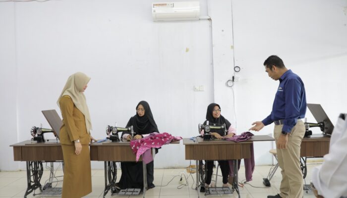 Dorong Produktivitas Perempuan, PLN Peduli Resmikan Kelompok Terampil Menjahit