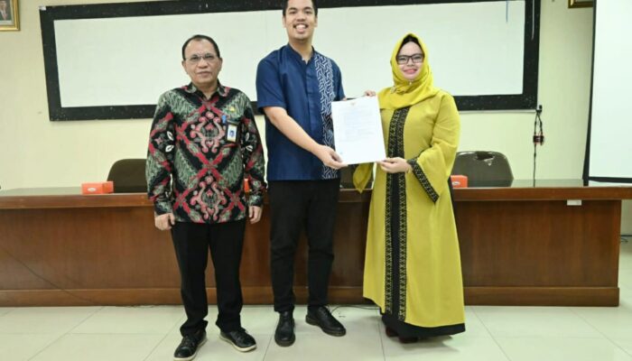 Kepala LLDikti Wil I Serahkan SK Kenaikan Jabatan kepada Prof Dr Yasmirah Mandasari Saragih SH MH