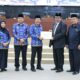 Ketua DPRD Sumut Drs Baskami Ginting didampingi Ketua Pansus H Wagirin Arman SSos menyerahkan draf Ranperda Pengelolaan Keuangan Daerah kepada Sekdaprov Sumut Arief S Trinugroho didampingi Sekwan Zulkifli, untuk dibahas eksekutif dan legislatif, Rabu (29/11) di DPRD Sumut. Waspada/Partono Budy