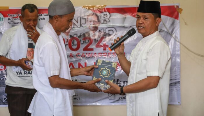 Dukung Kegiatan Taklim di Medan, Tuan Guru Ganjar Serahkan Bantuan Mushaf dan Pengeras Suara