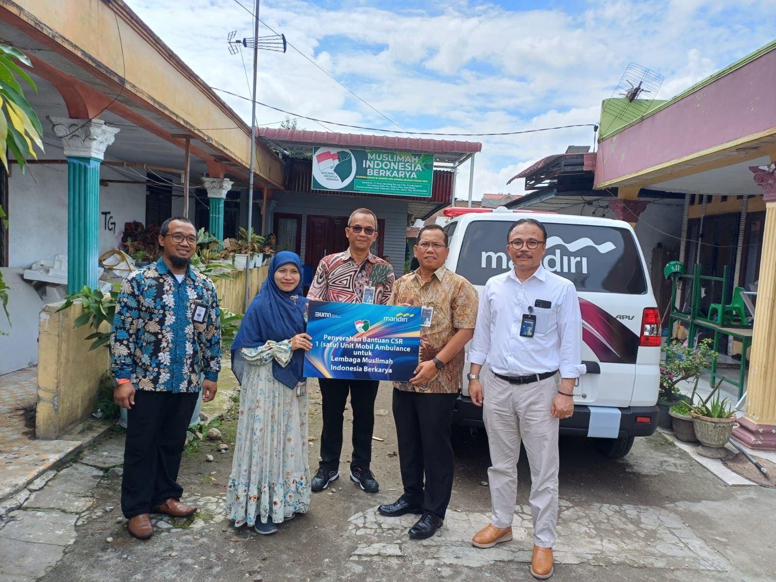 Bank Mandiri Serahkan Satu Unit Ambulance Kepada Lembaga Muslimah Indonesia Berkarya