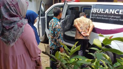 Bank Mandiri Serahkan Satu Unit Ambulance Kepada Lembaga Muslimah Indonesia Berkarya
