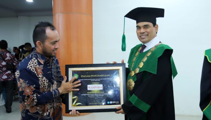 Harian Waspada Terima Penghargaan Dari UIN Ar-Raniry