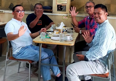 ANGGOTA DPRD Sumut periode 2009-2014 H Isma Padli Ardya Pulungan, SAg, SH, MH (kiri) berbincang dengan mitra dan sahabatnya di Labuhan Batu. Waspada/Ist