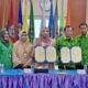 DEKAN FK UMSU dr. Siti Masliana, Sp.THT-KL (K) dan Kadis Kesehatan Sergai , dr. Yohnly memperlihatkan dokumen kerjasama.