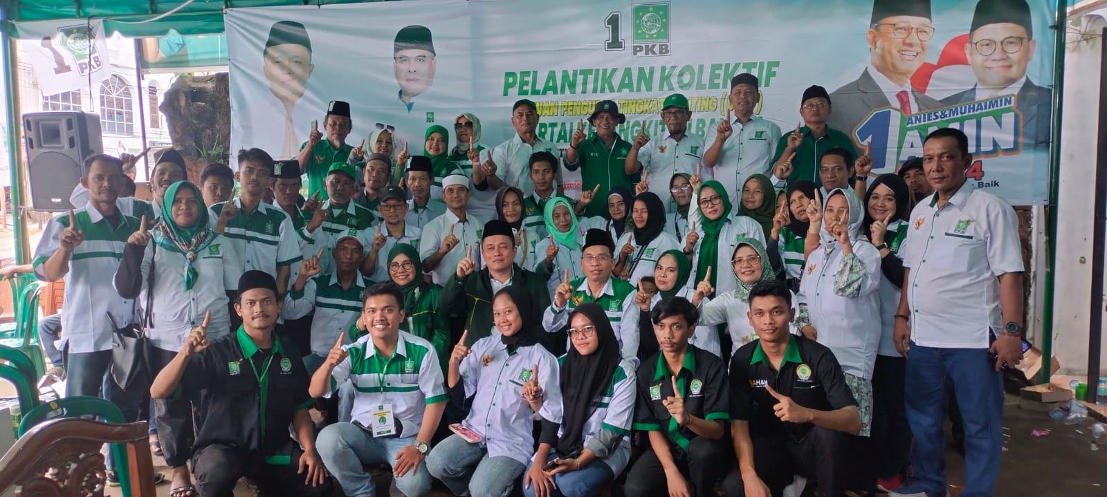PARA pengurus Partai Kebangkitan Bangsa (PKB) Kota Medan, berfoto bersama usai secara kolektif dilantik, di kantor DPAC PKB Medan Petisah, di Jalan Wahid Hasyim No 90, Minggu (26/11). Waspada/Ist