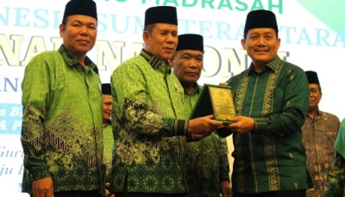 PGMI Sumut Beri Penghargaan Dan Anugerah Untuk Guru Honor Madrasah