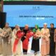 SRI Wahyuni Foundation (SWF) dengan Founder Sri Wahyuni akrab disapa mama Aie yang hadir di kegiatan Sumut Fashion Week(SFW) sekaligus jadi sponsor. Waspada/ist