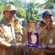 dr H Agussalim, MKed (ORL-HNS), Sp. THT-BKL saat menerima piagam penghargaan Dokter Spesialis Teladan 2023 Kabupaten Langkat dari Plt Bupati Langkat H Syah Afandin pada peringatan Hari kesehatan Nasional ke 53 di Stabat, Kabupaten Langkat, Senin (13/11). Waspada/Ist