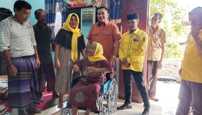 Salim Fakhry Beri Kursi Roda Ke Warga Lumpuh Di Agara