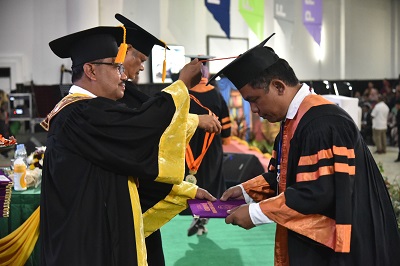REKTOR Unimed, Prof Baharuddin saat melantik salah seorang wisudawan. Waspada/Ist