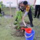 KAPOLRES Humbahas AKBP Hary Ardianto melakukan penanaman pohon di lapangan belakang Polres Humbahas. Waspada/Ist