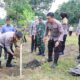 Wakapolres Polres Binjai sedang menanam pohon di lahan praktik SIM Polres Binjai (Waspada/Ist)
