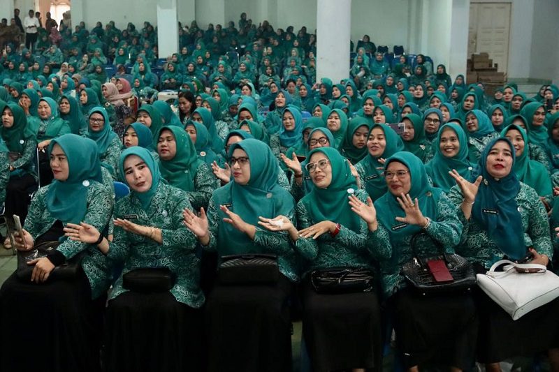 Eli Mahrani Minta Istri Kades Bekerja Ikhlas Bangun Desa Eli Mahrani Minta Istri Kades Bekerja Ikhlas Bangun Desa