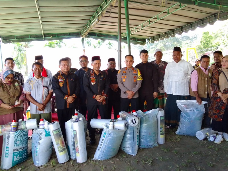 Diguyur Hujan, Pj Bupati Agara Serahkan Bantuan Korban Banjir Bandang