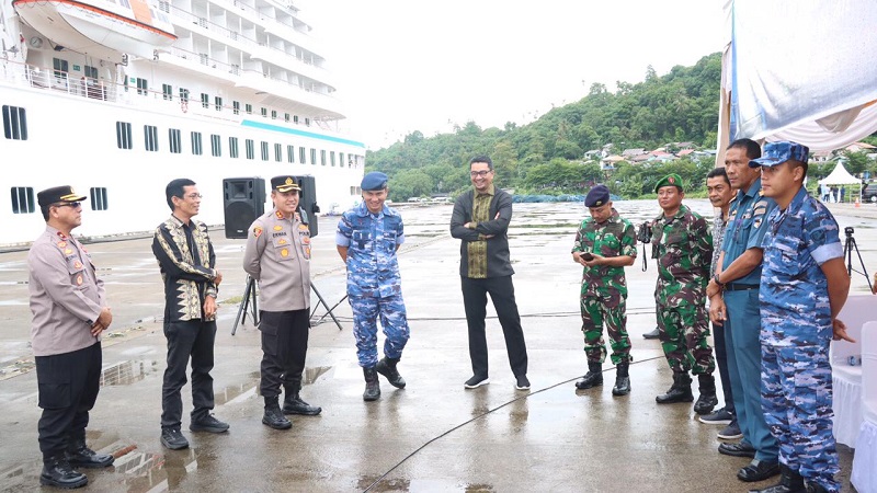 Kapal Pesiar MS Crystal Symphony Singgah Di Teluk Sabang