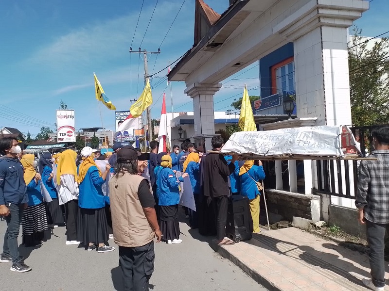 Puluhan Mahasiswa Demo Desak Agar Bupati Ditangkap