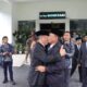 H.ASHARI Tambunan terharu berpelukan dengan HMA Yusuf Siregar usai memimpin apel gabungan hari terakhir di loby depan Kantor Bupati Deliserdang, Kamis (2/11).- (Waspada/Khairul K Siregar/B)