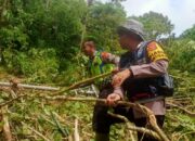 Polisi Bersihkan Lumpur Longsor Di Jalan Takengon-Beutong 