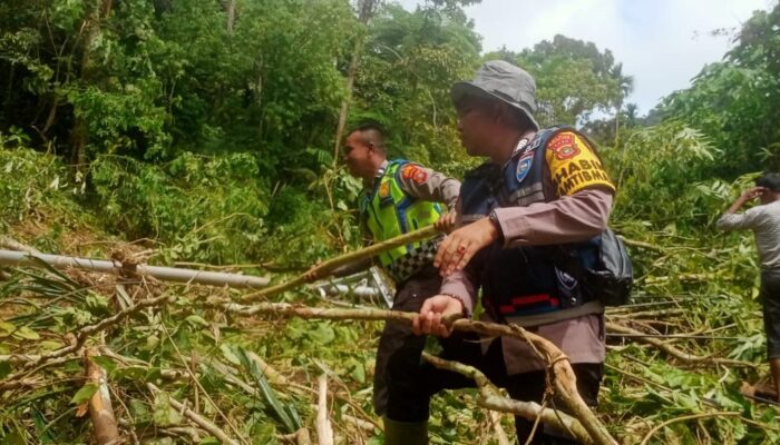 Polisi Bersihkan Lumpur Longsor Di Jalan Takengon-Beutong 
