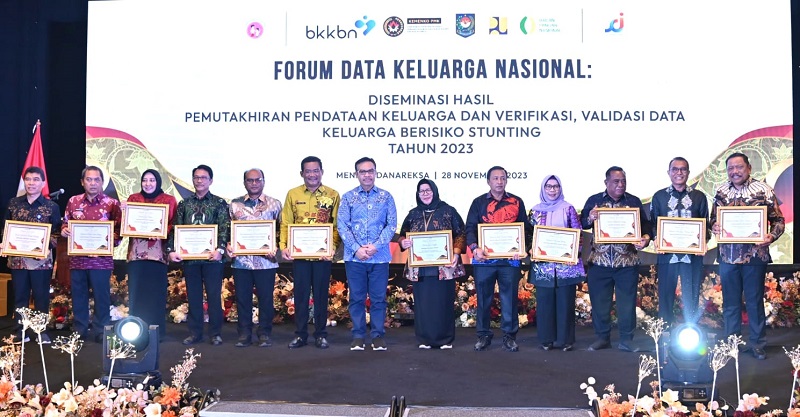 Pj Wali Kota Padangsidimpuan Terima Penghargaan Dari BKKBN