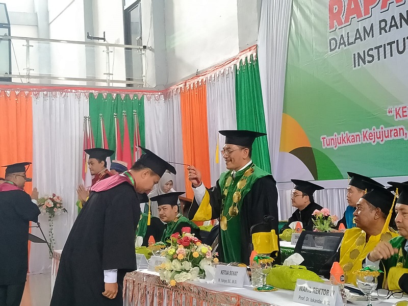 Lulus IPK Tertinggi, Rektor IAIN Langsa Berikan Beasiswa S2