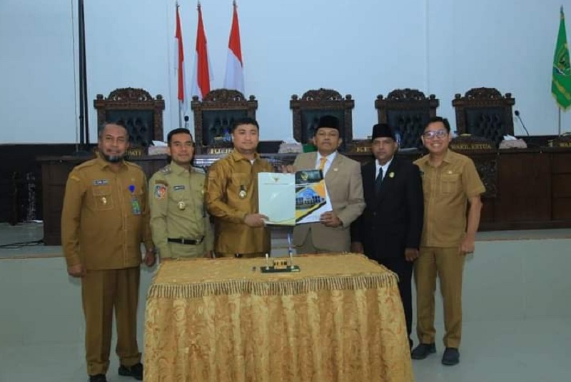 Bupati Dan DPRD Labura Tandatangani Ranperda APBD TA 2024 Bupati Dan DPRD Labura Tandatangani Ranperda APBD TA 2024
