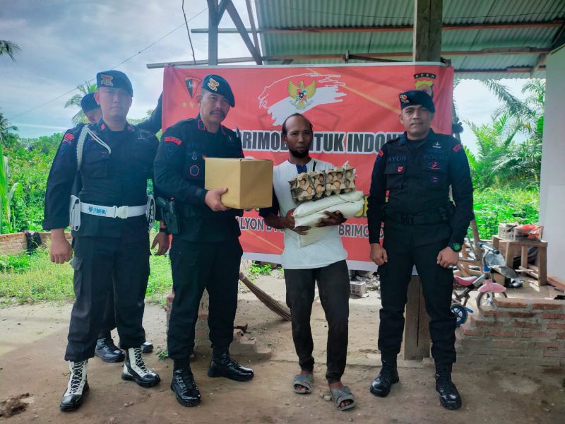 Brimob Eksis Salurkan Bantuan Sembako Brimob Eksis Salurkan Bantuan Sembako