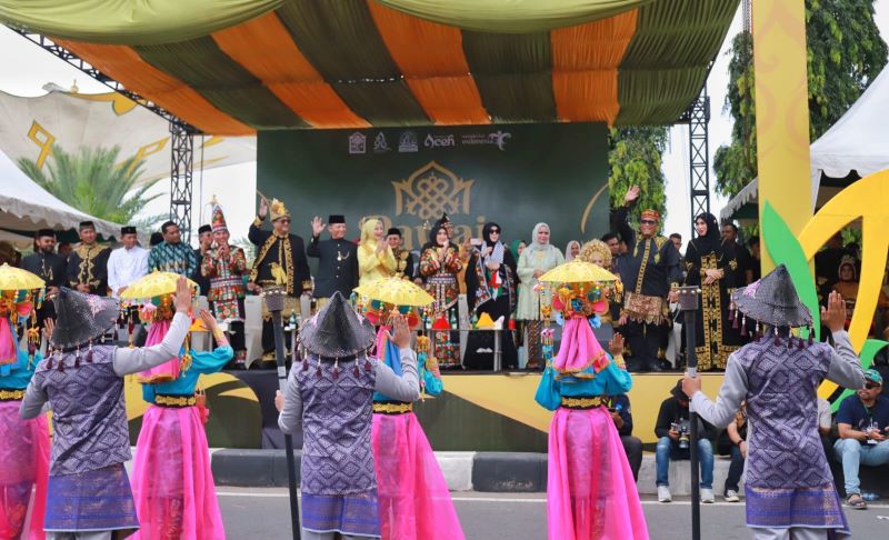 Pj Bupati Pidie Raih Peringkat Satu Kategori Andil Pawai PKA Ke-8 Pj Bupati Pidie Raih Peringkat Satu Kategori Andil Pawai PKA Ke-8