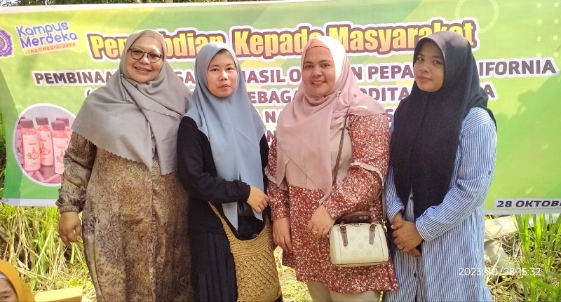 Dosen FKIP UM-Tapsel Edukasi Warga P.Sidimpuan Olah Pepaya Jadi Saos Dosen FKIP UM-Tapsel Edukasi Warga P.Sidimpuan Olah Pepaya Jadi Saos