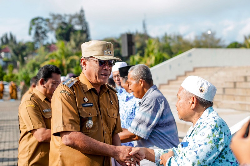 Bupati Madina Serahkan 45 Cinderamata Purnabakti PNS